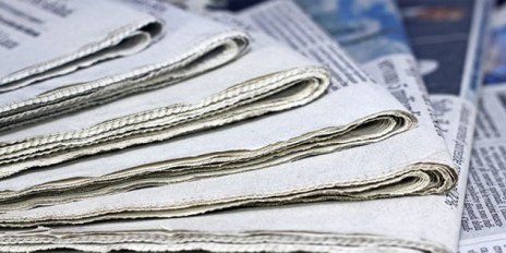 Sieben Zeitungsartikel liegen aufeinander.