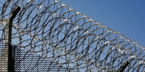 Gefängnisgitter draußen von nahem.