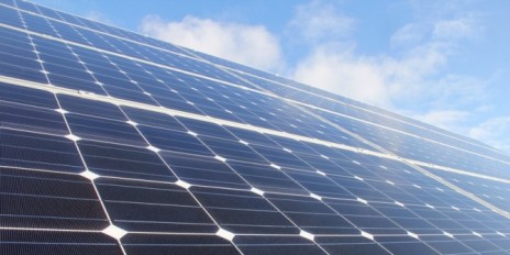 Große Solaranlage wo die Sonne drauf scheint.