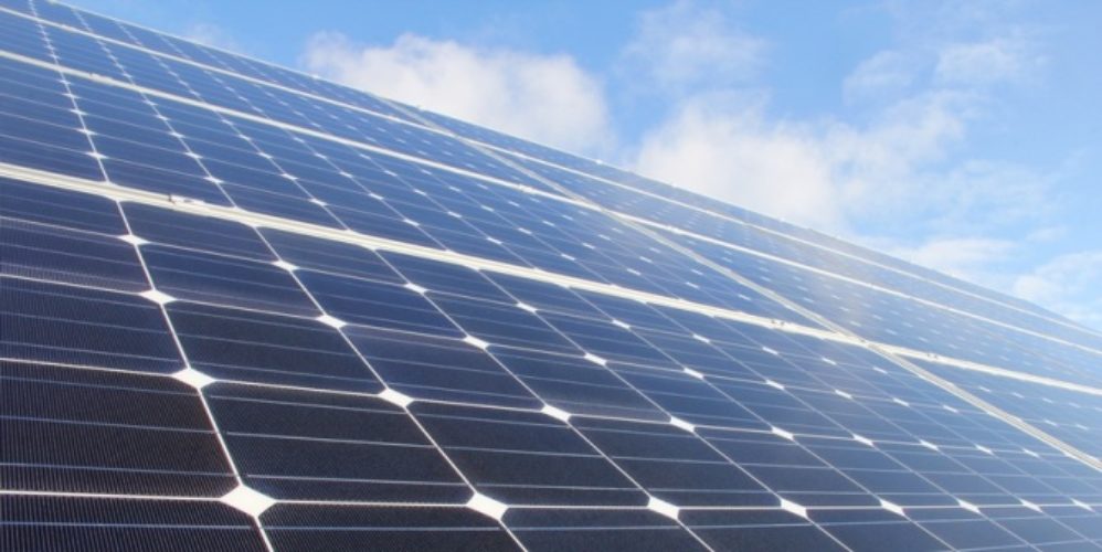 Große Solaranlage wo die Sonne drauf scheint.