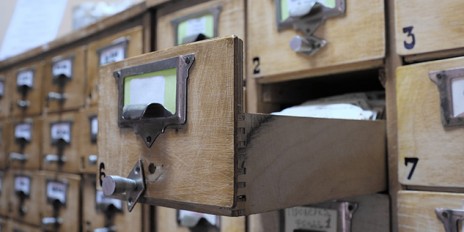 Archiv mit Holzschubladen die nummeriert wurden.