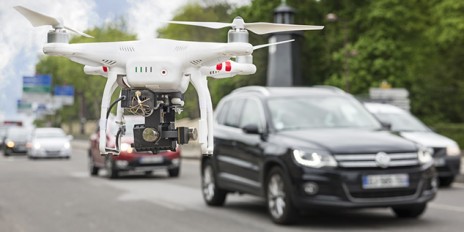 Drohne überwacht die Autos auf der Straße.