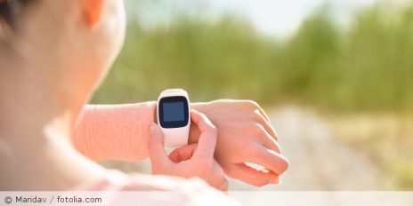 Eine Frau mit einer Smart-Watch.