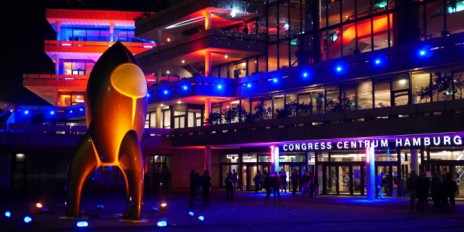 Das beleuchtete Congress Centrum Hamburg mit einer Rakete.