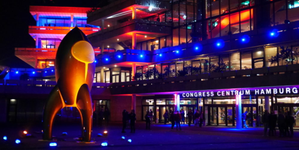 Das beleuchtete Congress Centrum Hamburg mit einer Rakete.