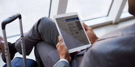 Ein Mann mit seiner Board-Karte am Flughafen.