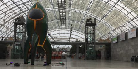 Rakete in einer Halle.