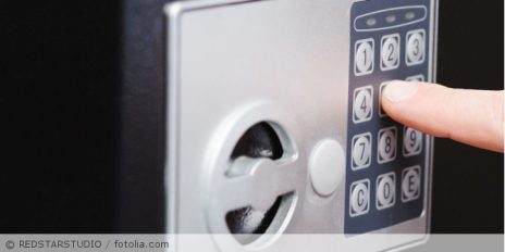 Person tippt Code in Safe ein.