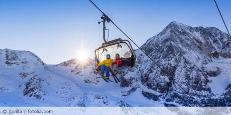 Personen im Skilift.