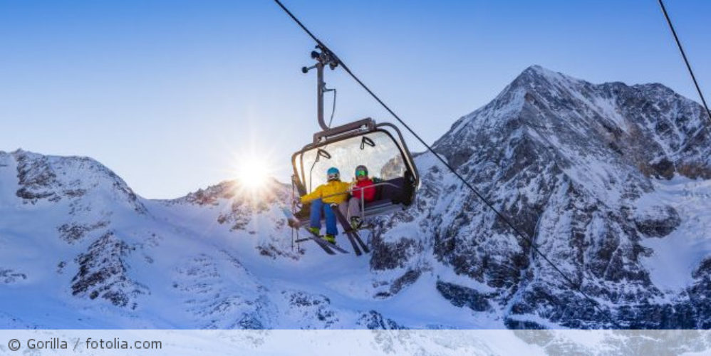 Personen im Skilift.