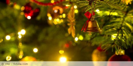 Weihnachtsbaum mit Deko.