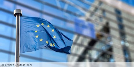 EU-Flagge vor dem EU-Parlament.