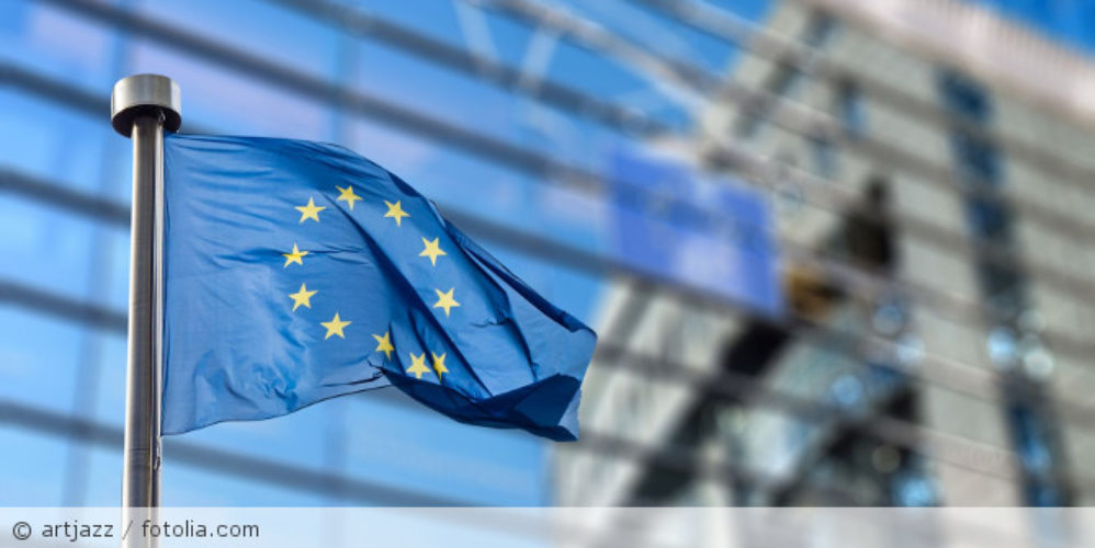 EU-Flagge vor dem EU-Parlament.