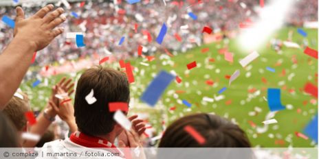 Konfetti im Fußballstadion.