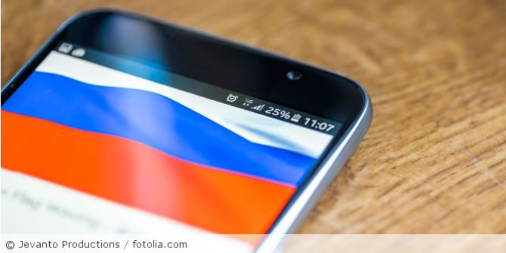 Handy mit Russland-Flagge.