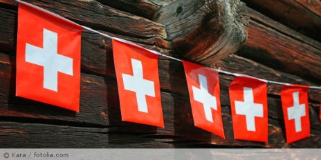 Fahnenleine mit der Schweiz Flagge.