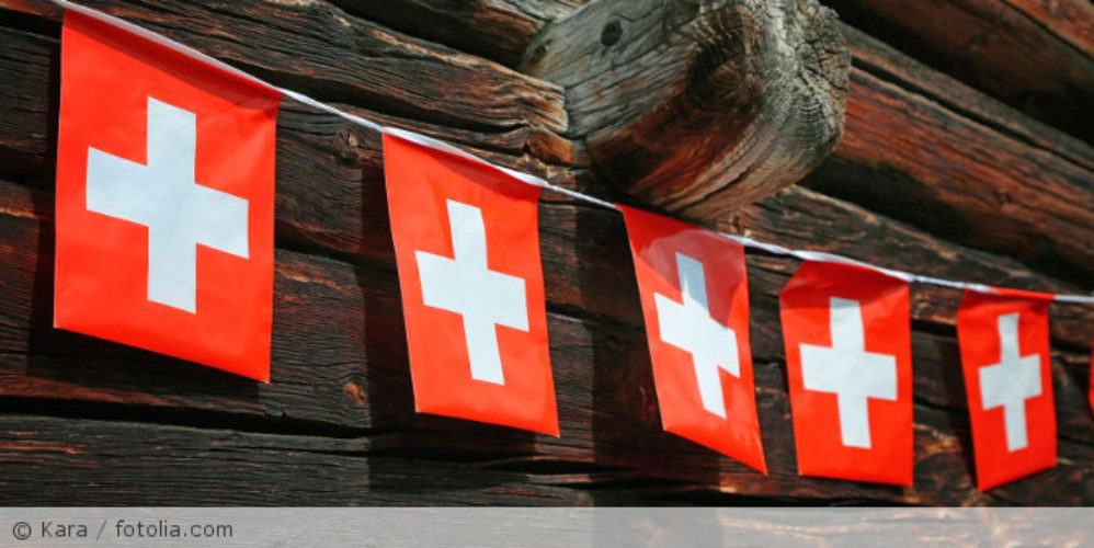 Fahnenleine mit der Schweiz Flagge.