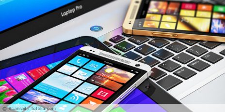 Handy, Tablets und Computer liegen aufeinander.