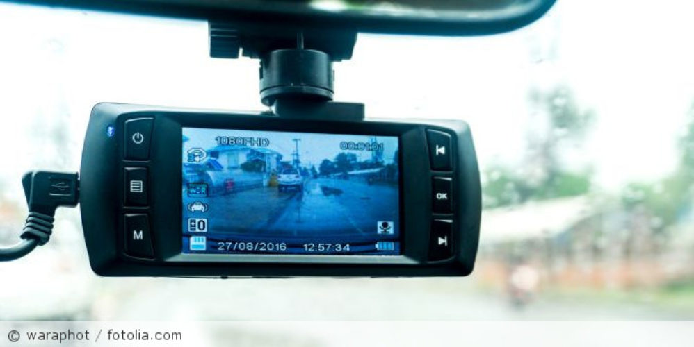 Eine Dashcam in einen Auto.
