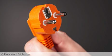 Ein orangener Netzstecker.