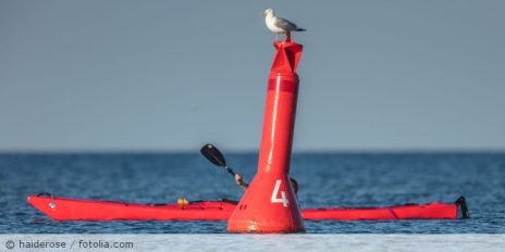 Ein Kanu im Meer.