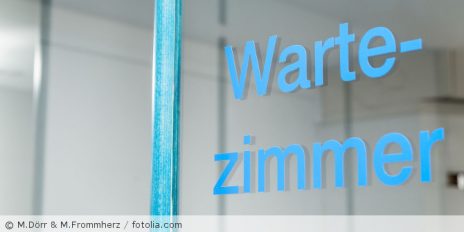Der Eingang zu einem Wartezimer.