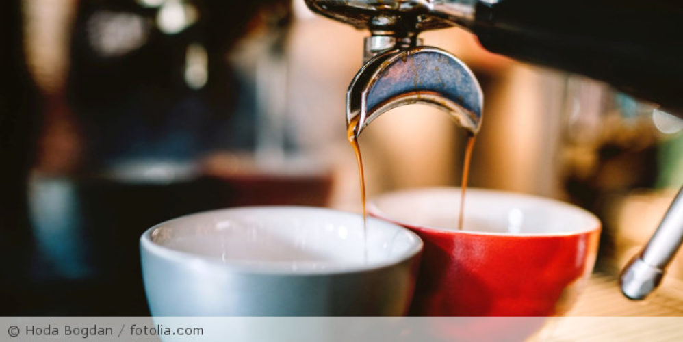Eine Kaffeemaschine die Kaffee zubereitet.
