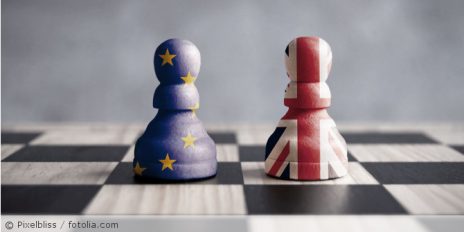 Schachfiguren mit der EU Flagge und der Flagge von England.