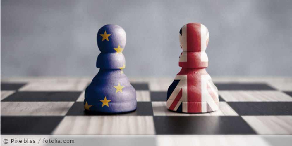 Schachfiguren mit der EU Flagge und der Flagge von England.
