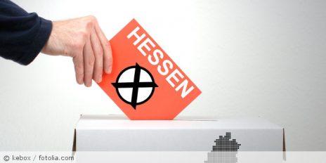 Wahlzettel in Hessen der in die Wahlurne geworfen wird.
