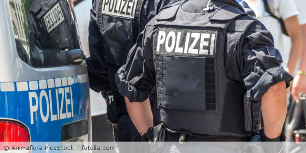 Polizisten in Uniform von hinten.