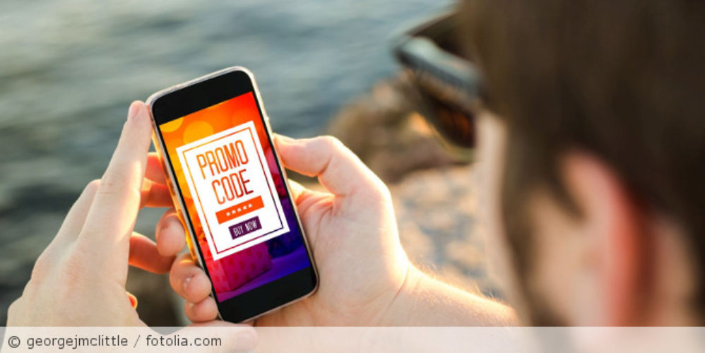 Ein Smartphone mit einen Promo Code auf dem Bildschirm.