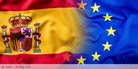 Die Spanien und EU Flagge verschmelzen ineinander.