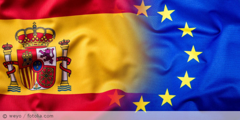Die Spanien und EU Flagge verschmelzen ineinander.