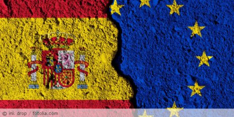 Die Spanien und EU Flagge verschmelzen ineinander.