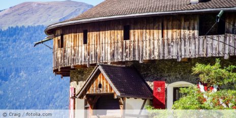 Ein Holzhaus in den Bergen.