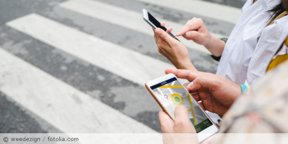Personen mit einer Navigation auf ihrem Handy.
