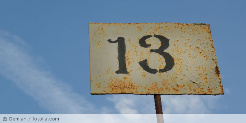 Ein Schild mit der Zahl 13.