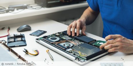 Ein Mann der einen Computer repariert.