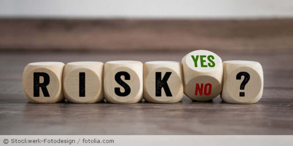 Würfel mit der Aufschrift "RISK YES/NO?".