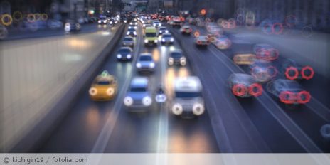 Mehrere Autos im Verkehr.