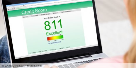 Laptop und auf dem Bildschirm ein Credit Score.