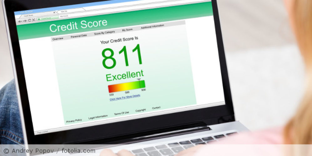 Laptop und auf dem Bildschirm ein Credit Score.