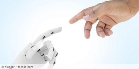 Ein Mensch und ein Roboter strecken sich die Hand zu.