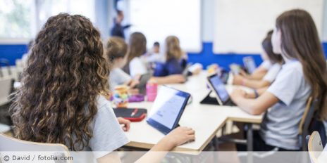 Schülerinnen mit Tablet in einem Klassenzimmer.