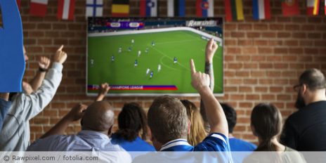 Menschen schauen gemeinsam Fußball.