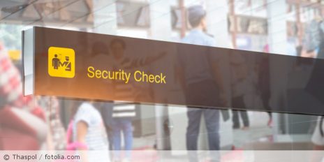 Security-Check am Flughafen.