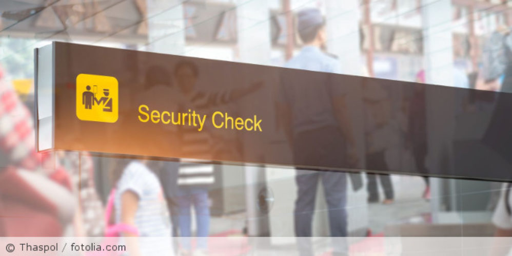 Security-Check am Flughafen.