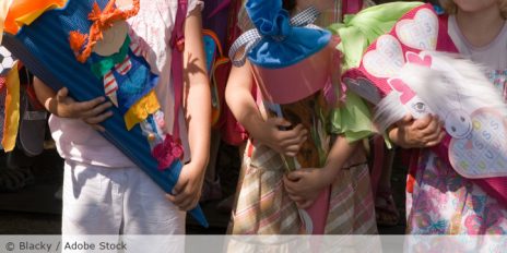 Kinder mit Schultüten in der Hand.