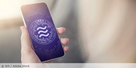 Libra_Handy_Facebook_Kryptowaehrung_AdobeStock_274430594
